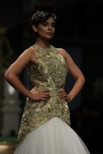 Kangna Ranaut walk the ramp for Shantanu Goenka at Wills India Fashion Week 2011 on 10th Oct 2011 (115).JPG